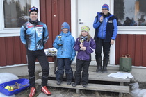 Vuoden hiihtokoululaiset Liisa Jänkälä ja Matias Ruonavaara. Palkintoja jakamassa Ville-Petteri Saarela ja Teija Kylmä.