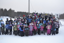 Hiihtokoululaiset ryhmäpotretissa. Hiihtokoulussa on mukavaa!