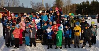 Hiihtokoulun päättäjäisten yhteiskuva